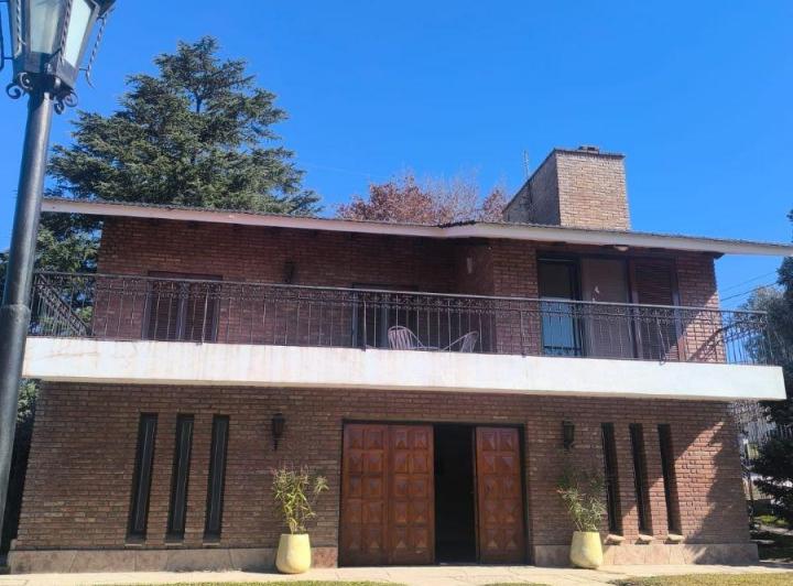 Casa · 350m² · 4 Dormitorios · 2 Cocheras