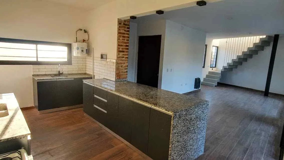 Vendo casa + duplex en Bº La Carolina - 2 propiedades al precio de 1 - Apto Cred