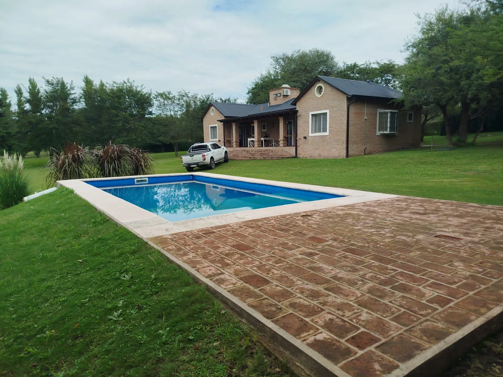 Casa con predio de más de una hectárea en Los Aromos