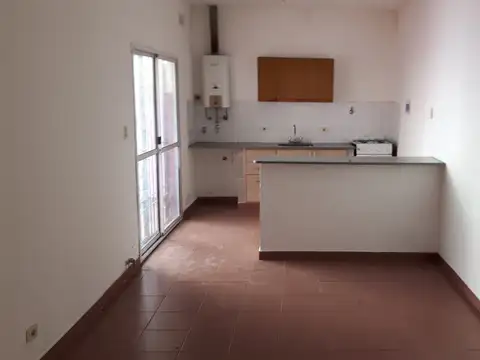Ph en alquiler de 2 ambientes con patio, muy buen estado y amplio en villa lugano