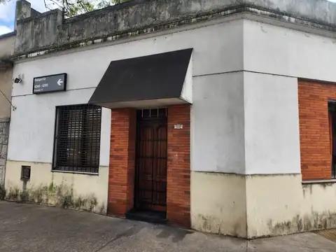 Hermosa casa en esquina a reciclar en baigorria y mercedes