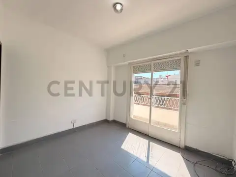 Venta departamento villa real con patio y balcon