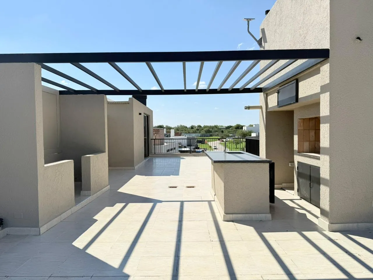 DEPTO CON TERRAZA ÚNICA - COSTAS DE MANANTIALES (JX)