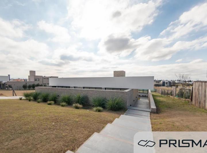 Casa · 356m² · 6 Ambientes · 3 Cocheras