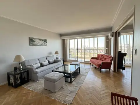 Venta de departamento de 3 dormitorios, en piso alto en recoleta, con balcón y cochera
