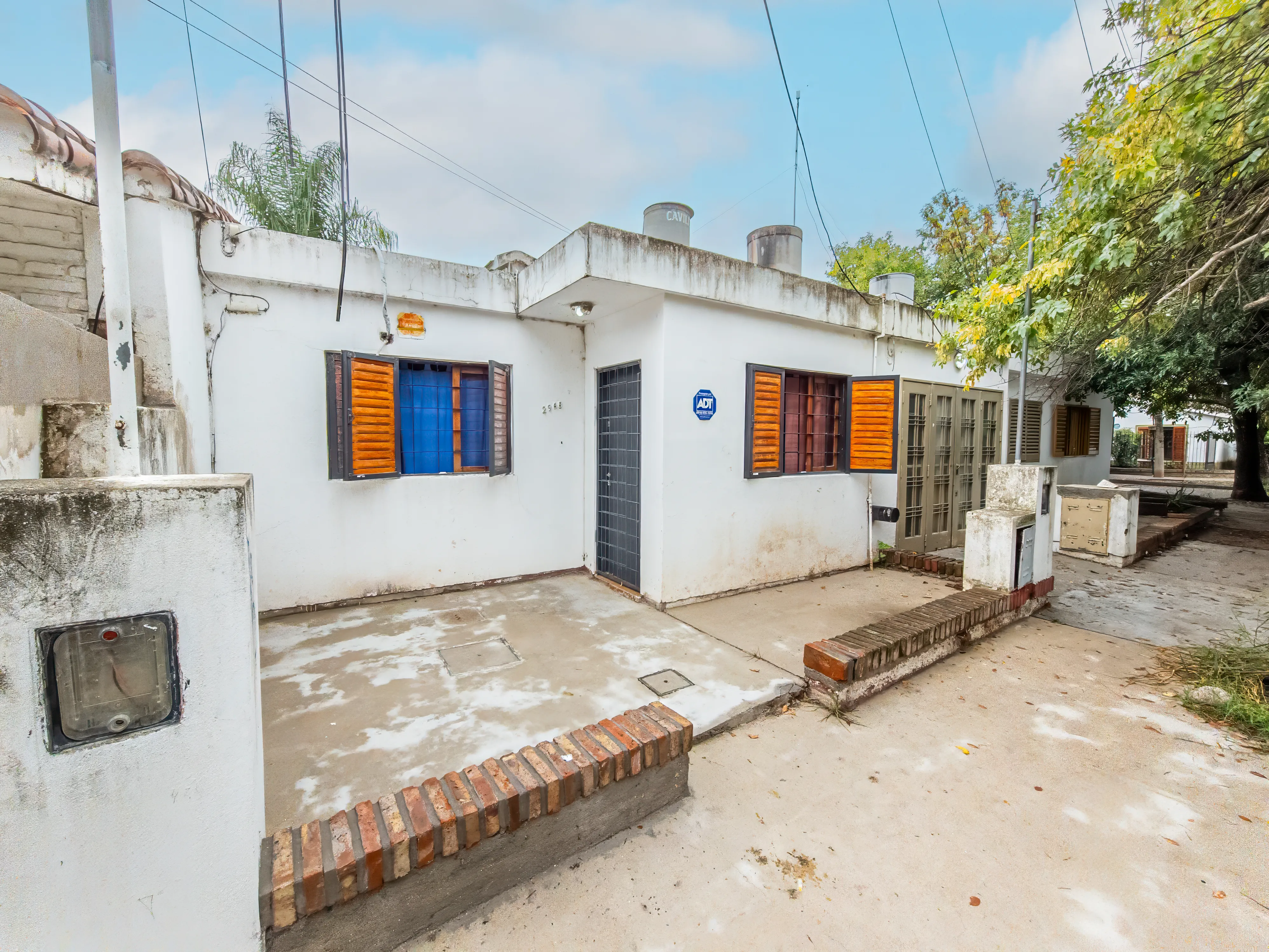 VENTA. 3 DEPARTAMENTOS. BARRIO IPONÁ. DE 1 Y 2 DORMITORIOS. COCHERA. PATIO.