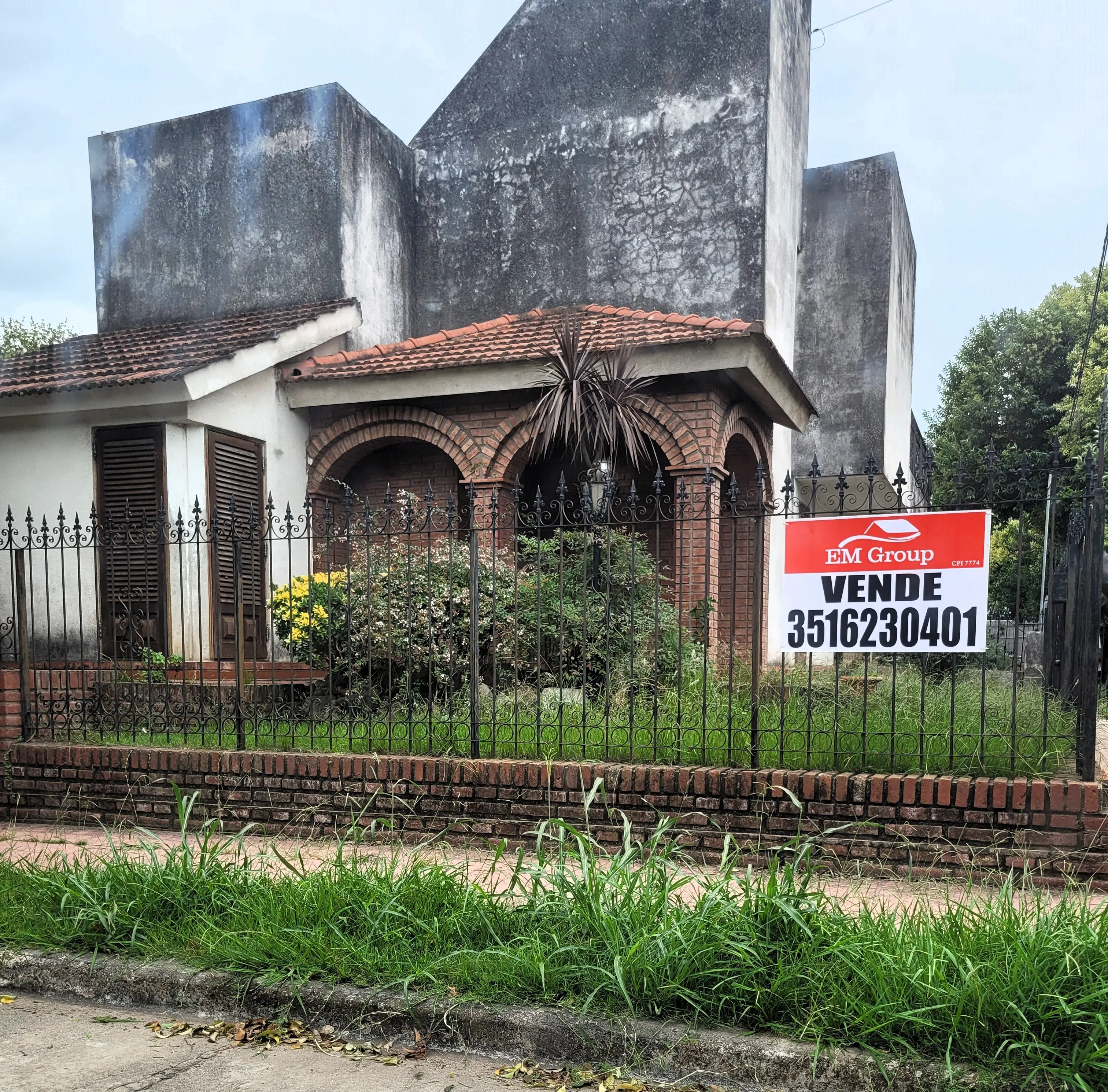 Oportunidad! Imponente Casa a Refaccionar en B° Poeta Lugones