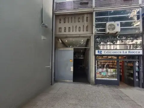 Oficina 6° piso al frente desocupada vista plaza lavalle