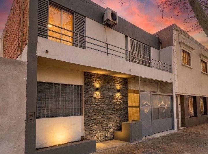 Casa · 150m² · 6 Ambientes · 2 Cocheras