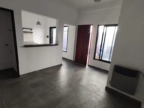 Buen depto t/casa 2 amb c/pequeño patio!