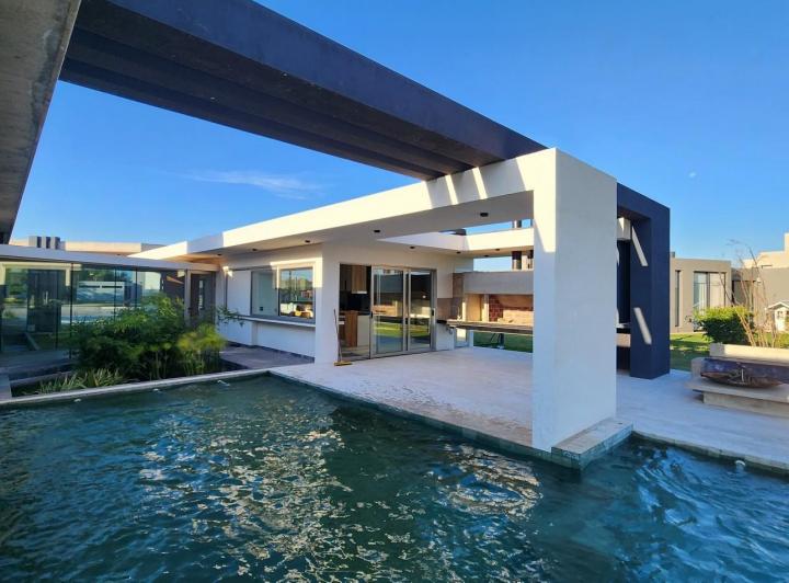 Casa · 385m² · 7 Ambientes