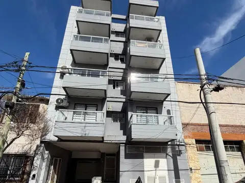 Alquiler - monoambiente con balcón al frente en sáenz peña