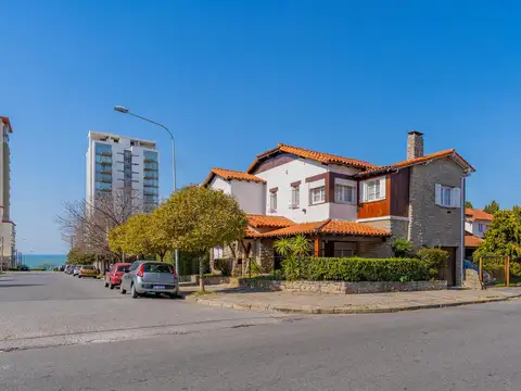 Chalet de estilo, en esquina del barrio playa grande.