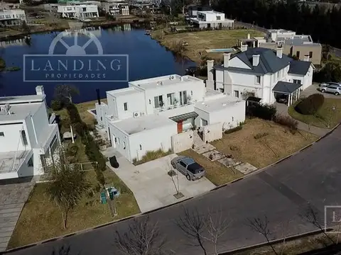Casa con amarra a la laguna de 3 dormitorios (1 en pb) en barrio náutico albanueva