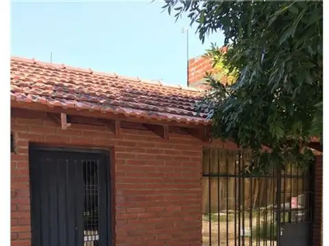 Casa de dos dormitorios con pileta y garage