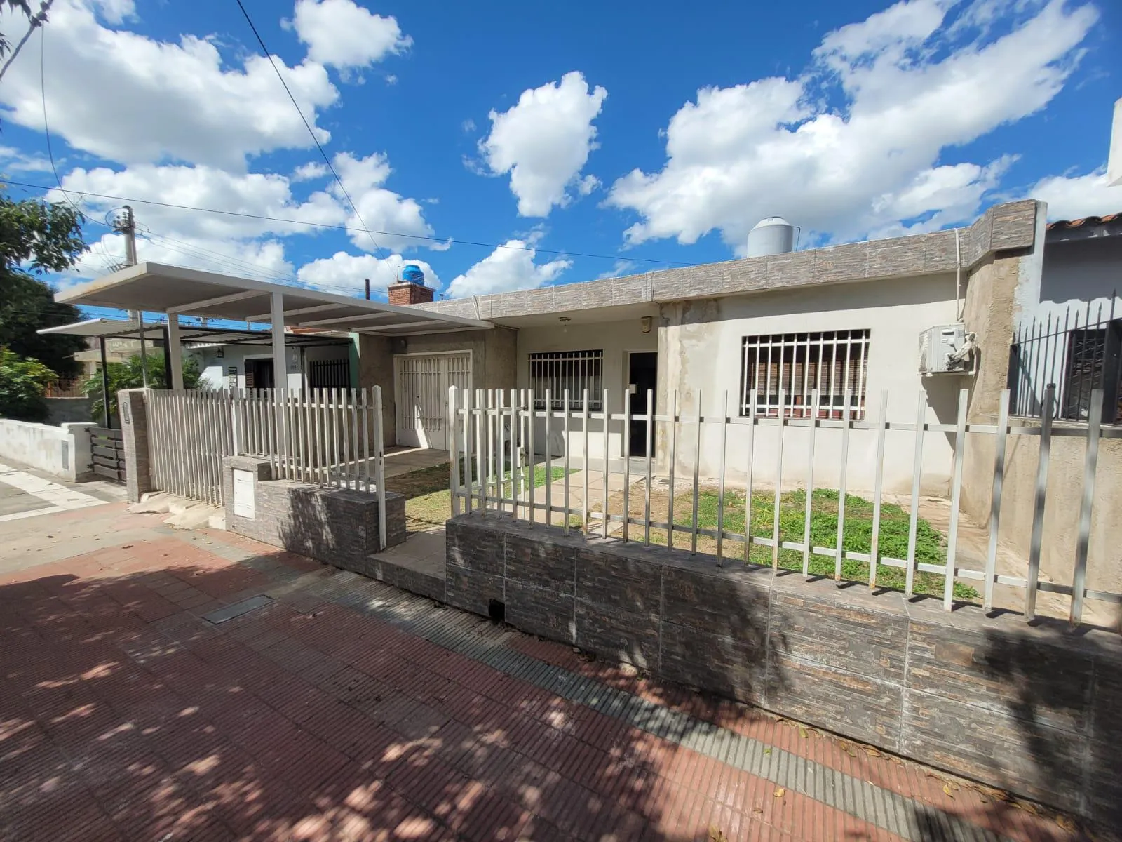 CASA RECICLADA  DE DOS DORMITORIOS EN RESIDENCIAL AMERICA