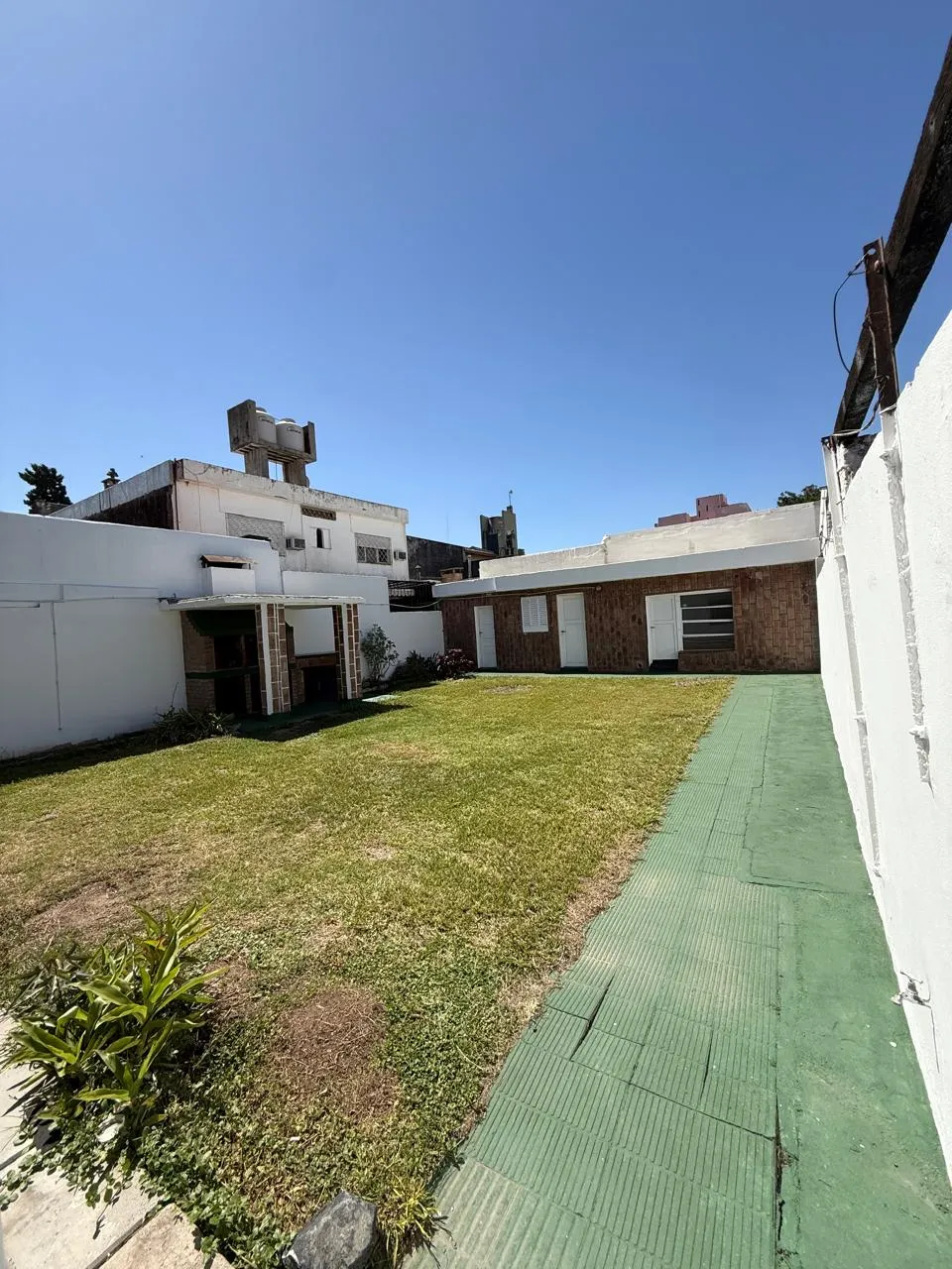 B° Juniors,  Zuviría 1029, casa amplia con gran patio en excelente zona MP