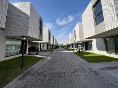 Duplex barrio privado canning