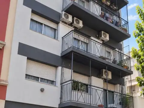 *muy buen depto. 4 amb con balcón corrido al frente y cochera cubierta *excelente ubicación