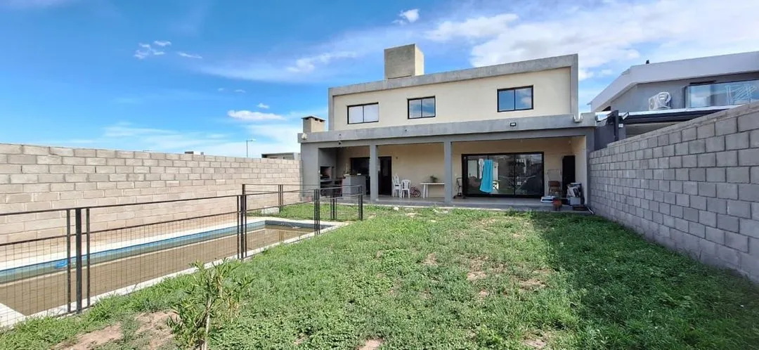 VENTA CASA 4 DORMITORIOS C/PILETA DOCTA