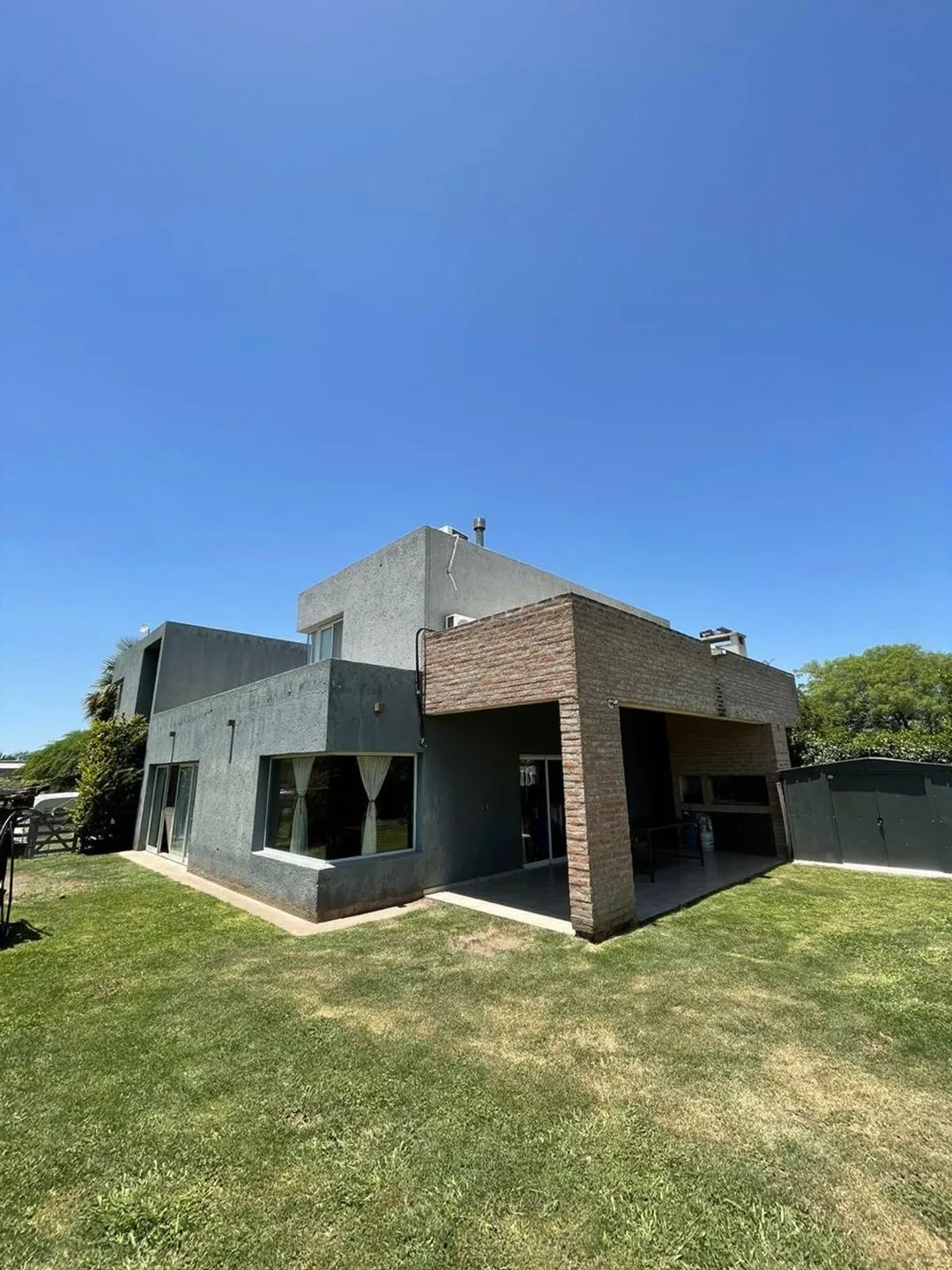 AMPLIA CASA EN VENTA EN LAS CAÑITAS BARRIO CERRADO