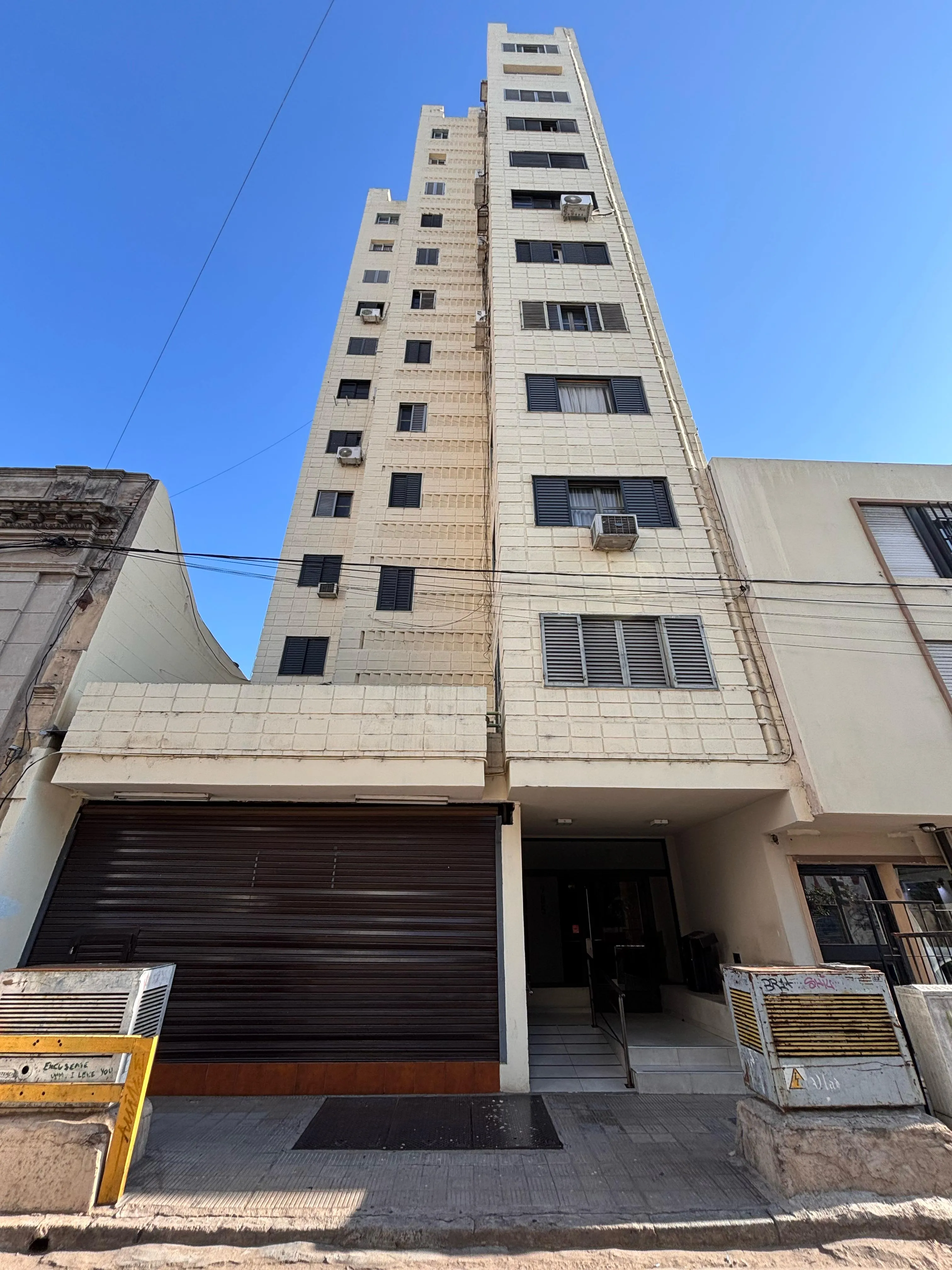 VENDO DOS DORMITORIOS AMPLIO DEPARTAMENTO- CASEROS AL 980 - ALBERDI