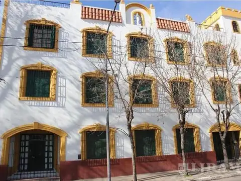 Venta - edificio comercial de estilo colonial en pilar centro