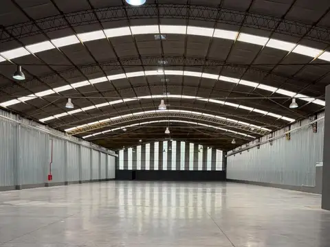 Excelente depósito de 2000m2 en predio cerrado