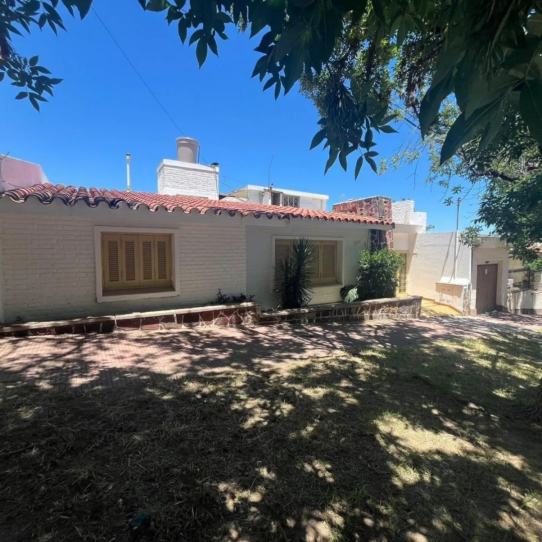 CASA EN REMODELACION EN VENTA - GRAL PAZ