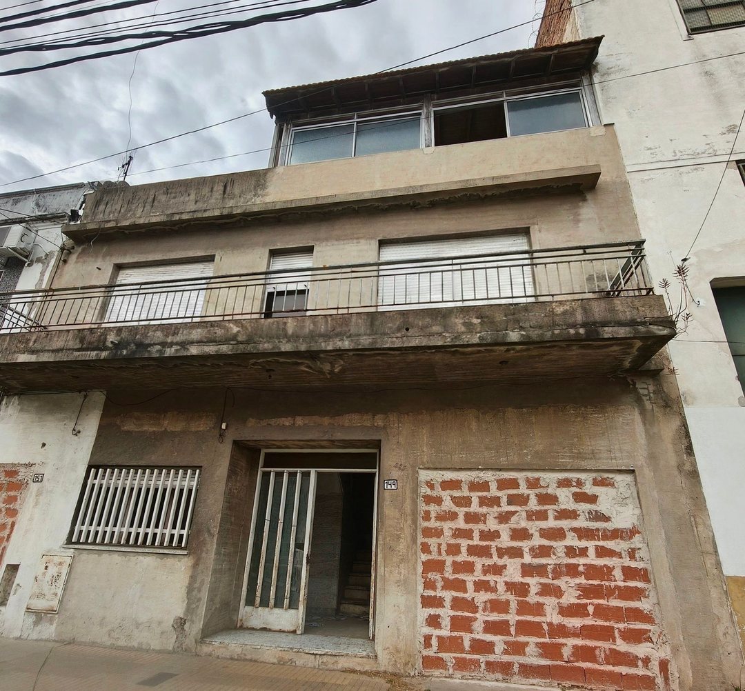 VENTA CASA EN BLOQUE EN CRUCESITA A REFACCIONAR
