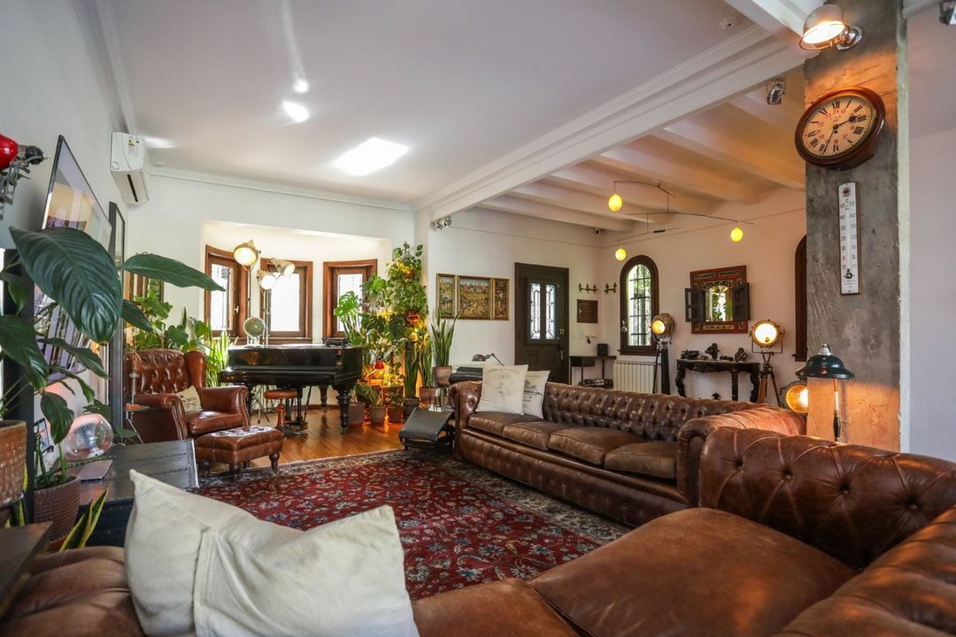 VENTA CASA DE REVISTA OLIVOS TOTALMENTE EQUIPADA