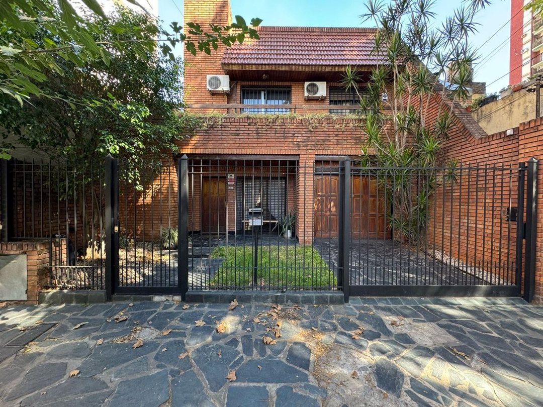 VENTA CASA 5 AMB CASEROS CENTRO PARQUE COCHERA