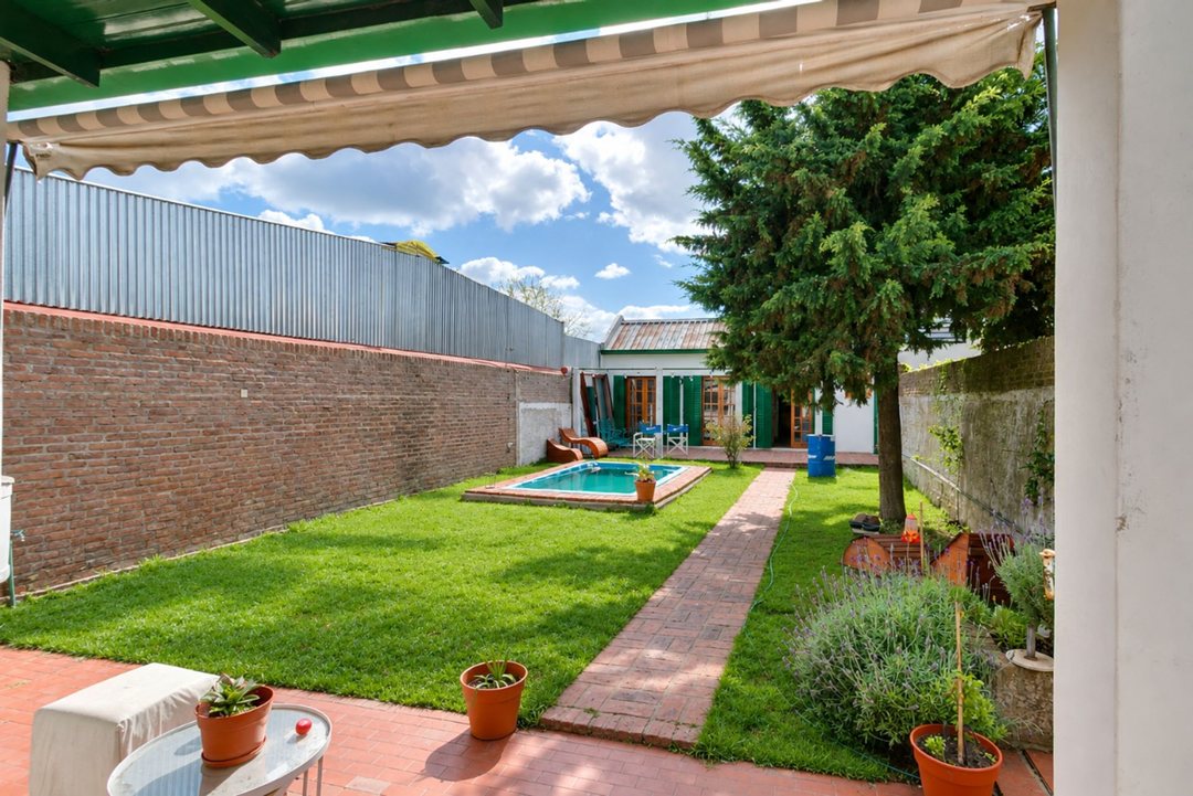 CASA EN VENTA CON JARDIN Y PILETA EN LA PLATA