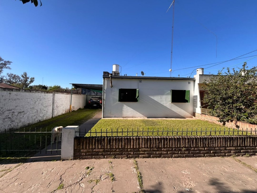 VENTA/CASA/2 DORMITORIOS/EN PESOS.