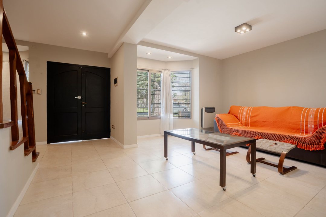 Venta de casa con 4 dormis y cochera en Baigorria
