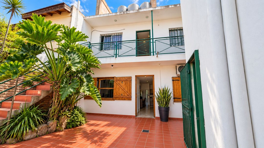 CASA EN VENTA CON  3 DEPARTAMENTOS + LOCAL