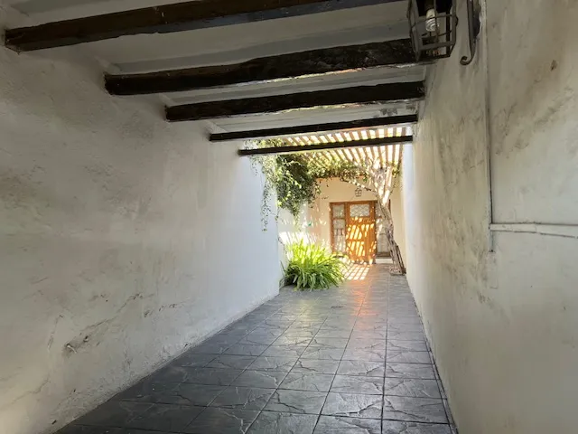 BARRIO JARDIN- CASA EN VENTA- OPORTUNIDAD-2 DORM. AV. NORES MARTÍNEZ-APTO CRÉDIT