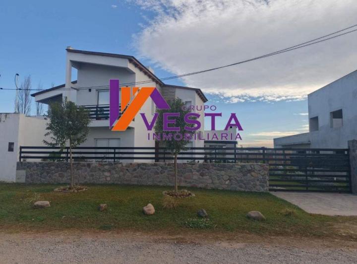Casa · 116m² · 8 Ambientes · 1 Cochera