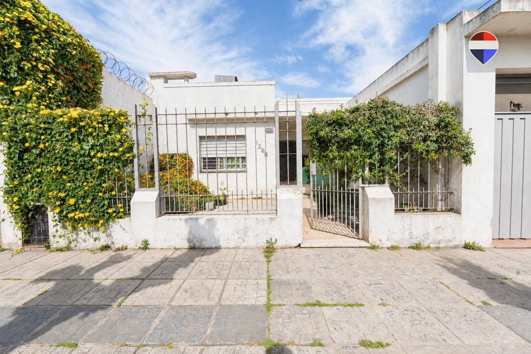 Venta casa 3 ambientes con cochera y jardin BERNAL