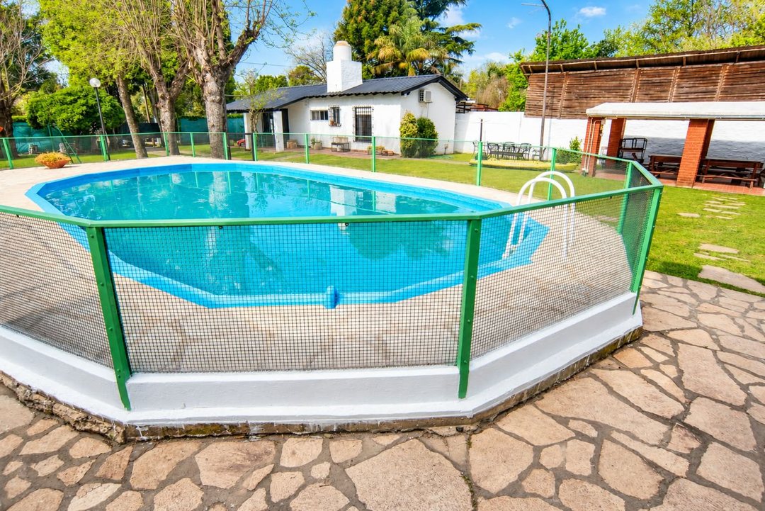 VENTA CASA 2 AMB EN LA REJA GRAN PARQUE CON PILETA