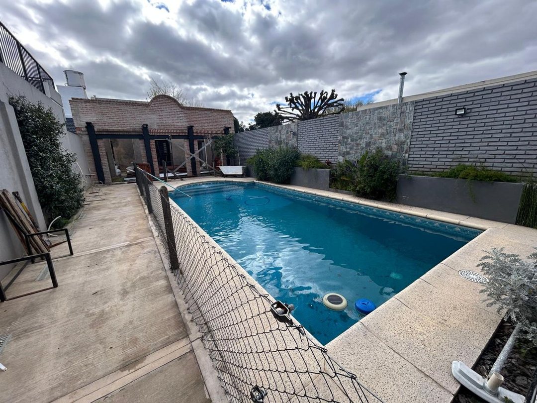 VENTA CASA CON PISCINA Y OBRA A TERMINAR BALLESTER