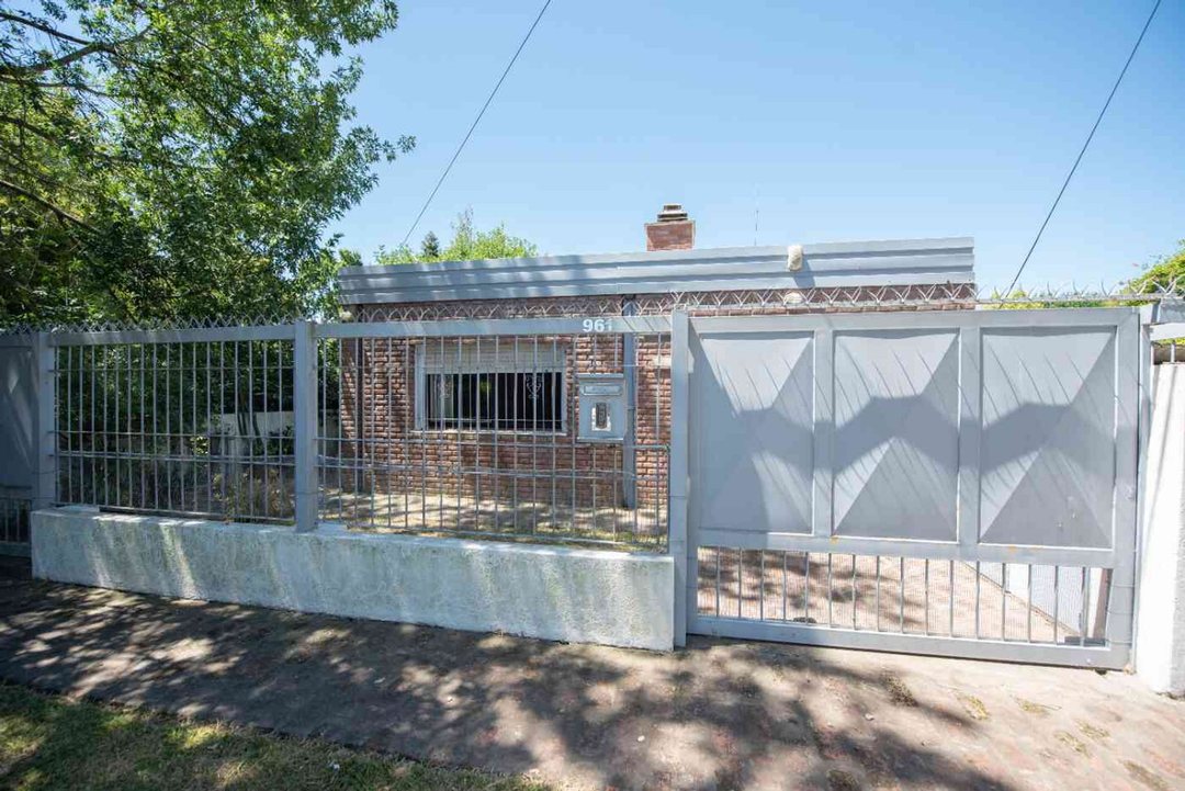 CASA DE 3 DORMITORIOS VENTA VILLA ELISA CON PILETA
