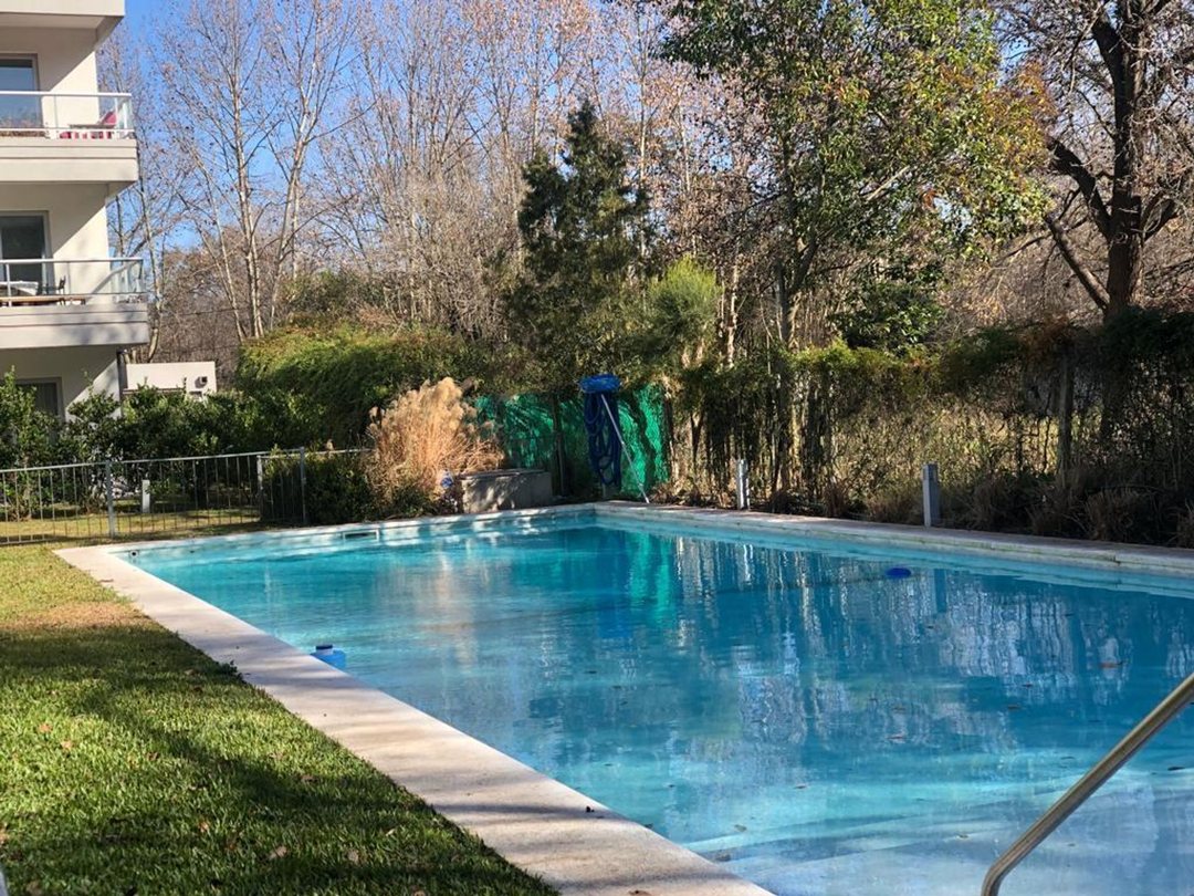 Monoambiente con patio, parrilla, cochera y pileta
