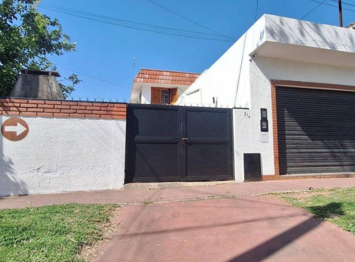 Casa · 300m² · 6 Ambientes · 2 Cocheras