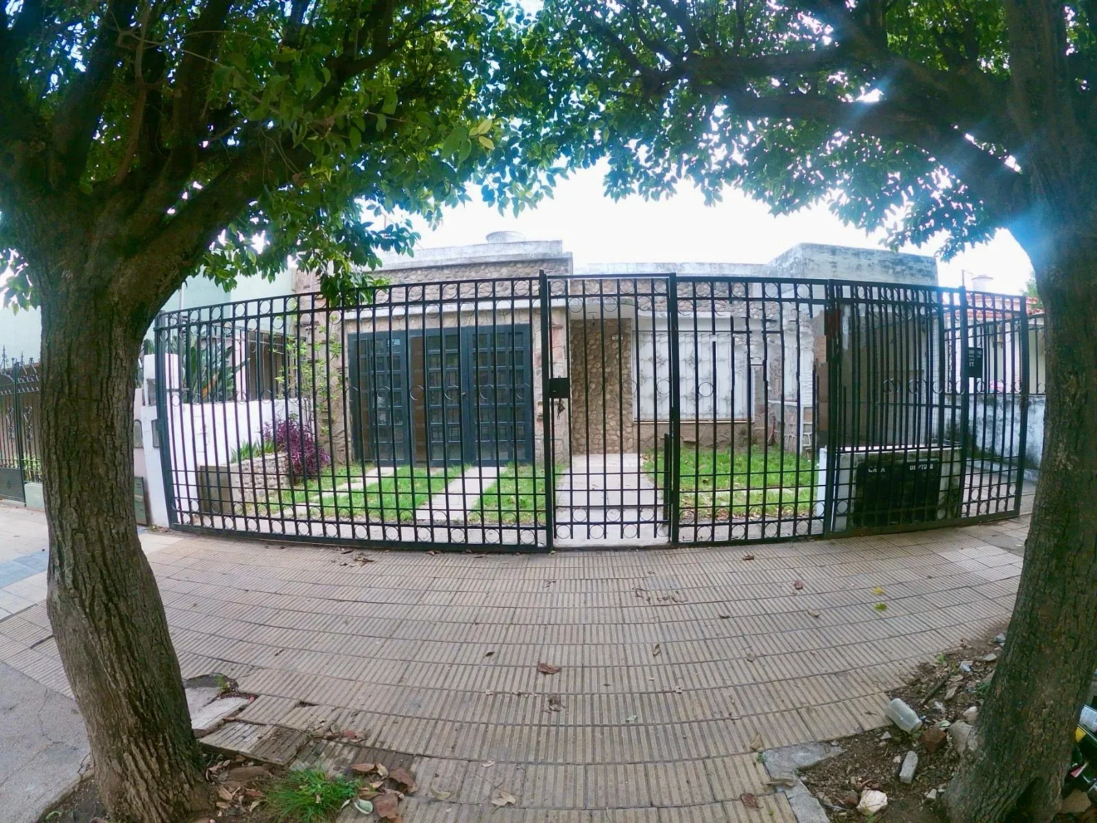 OPORTUNIDAD ÚNICA – 3 PROPIEDADES EN UN MISMO TERRENO EN ZONA SUR
