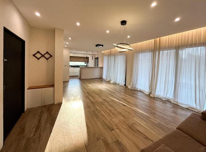 Casa · 180m² · 5 Ambientes · 4 Cocheras