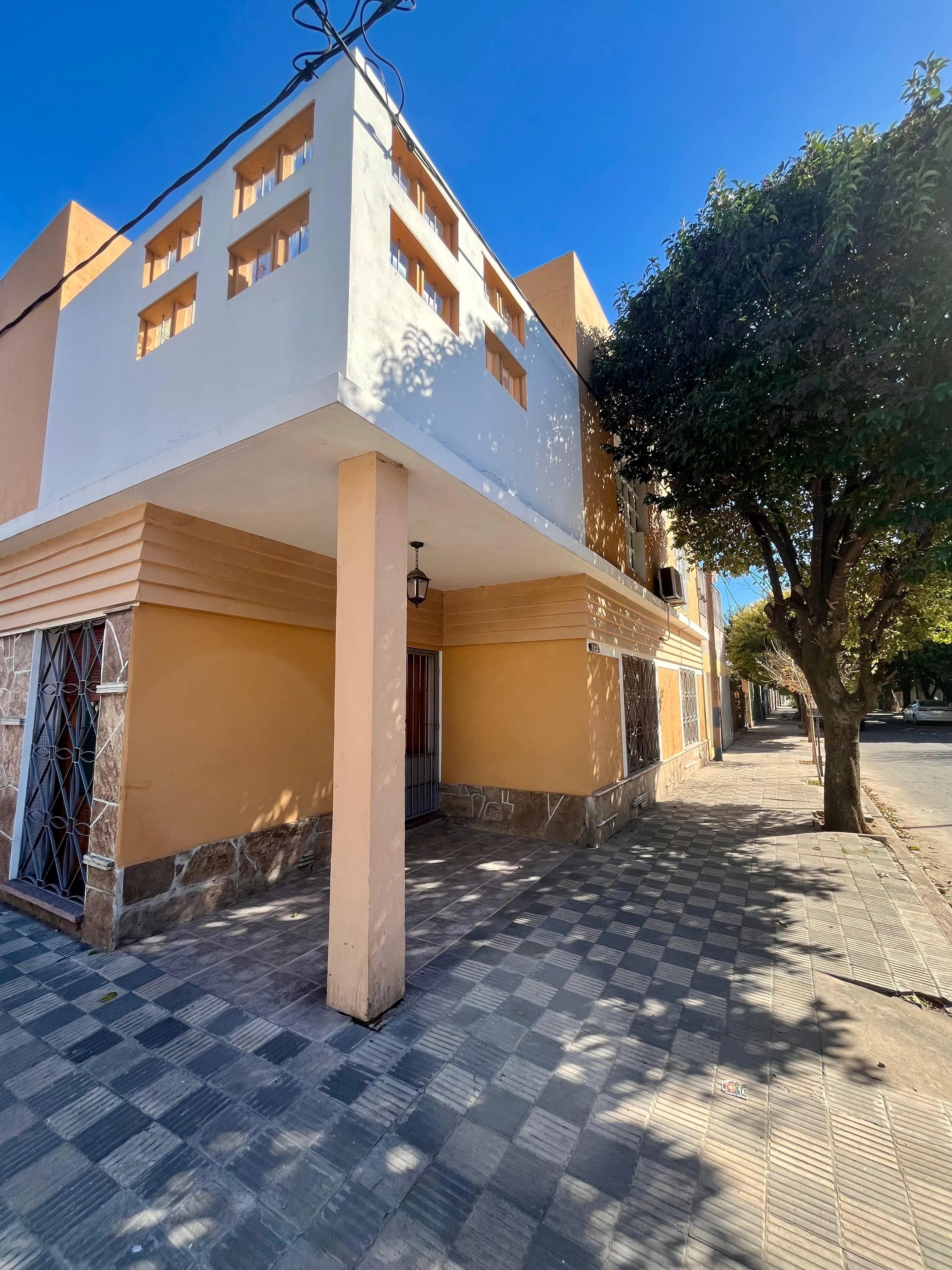 HERMOSA CASA EN CALLE GRANADA 2892 B° COLON