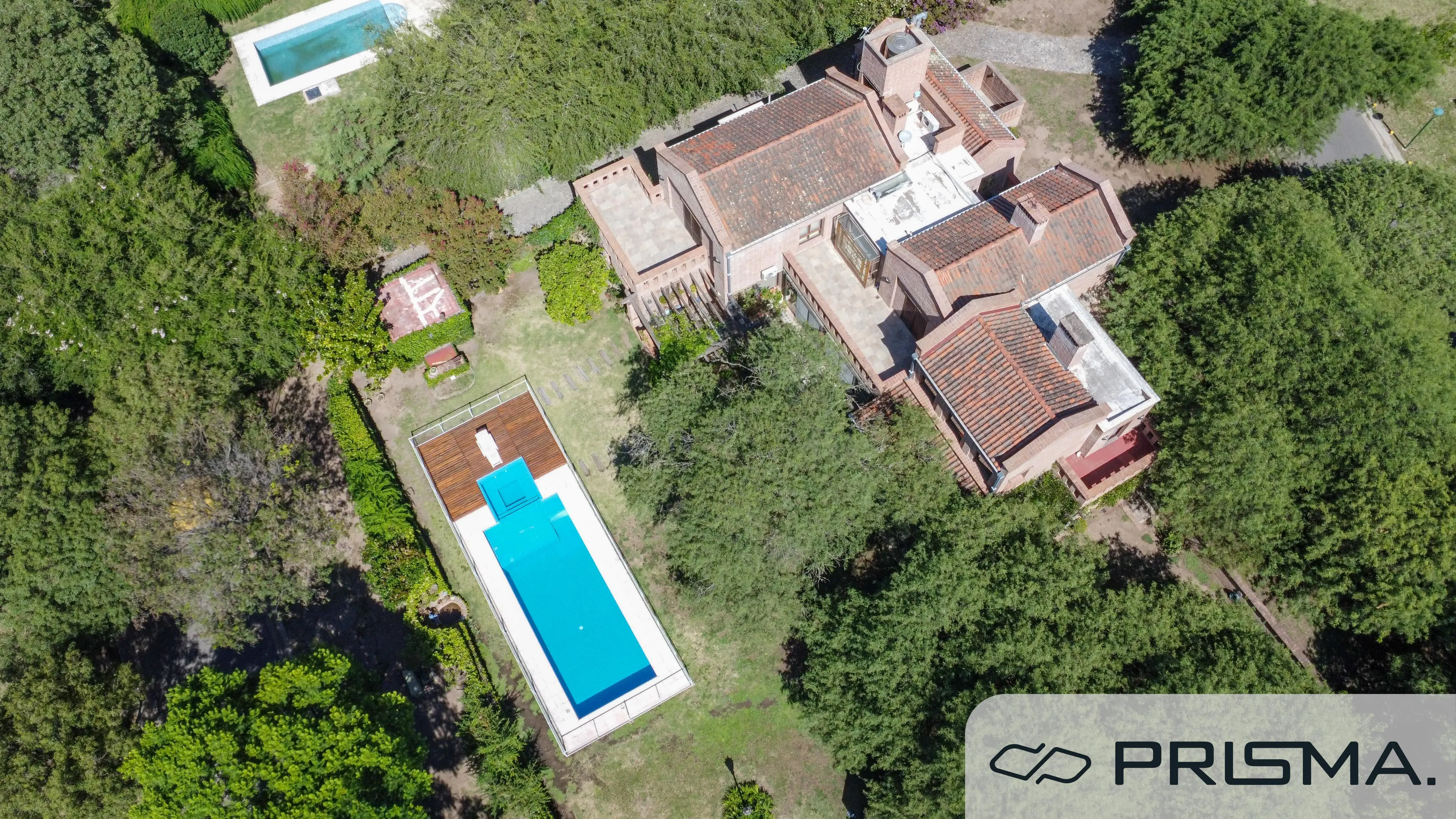 CASA-4 DORM-JOCKEY CLUB OCUPA DOS LOTES