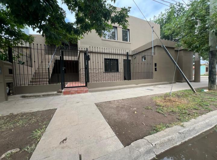 Casa · 232m² · 6 Dormitorios · 1 Cochera