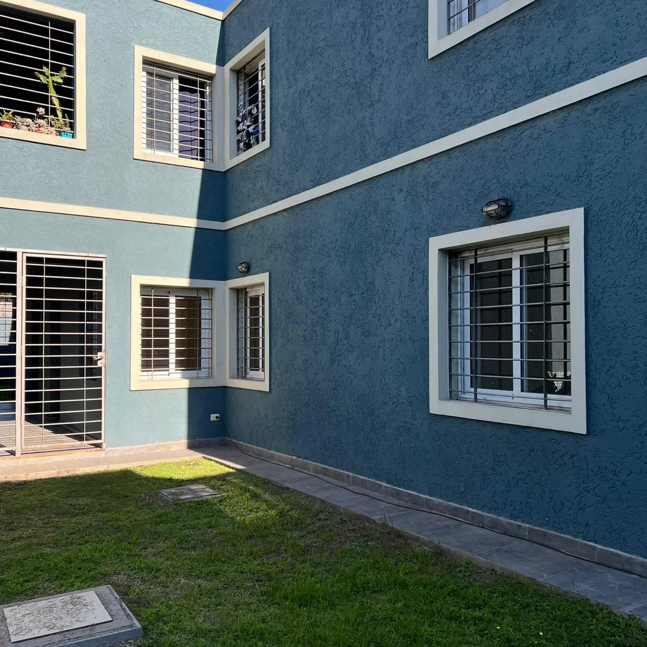Alquilo depto. en Complejo fte. Universidad Blas Pascal, un dormitorio, cochera.